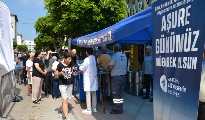 Alanya’da vatandaş ve turistlere aşure dağıtıldı
