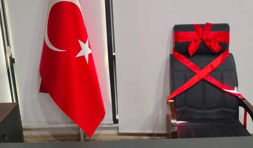 Alanya’da sürpriz görüntü: CHP’de koltuk kurdeleyle bağlandı