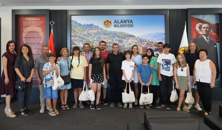 Kamptan dönen öğrenciler, belediyeyi ziyaret etti