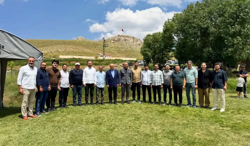 Vefa dolu buluşma: Çavuşoğlu ailesi için dualar yükseldi