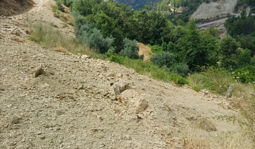Alanya'da çöken yol, vatandaşı canından bezdirdi