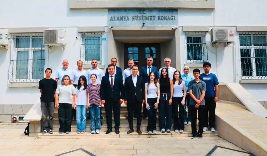 Kaymakam Öztürk'ten Alanya'nın rekortmen öğrencilerine tebrik