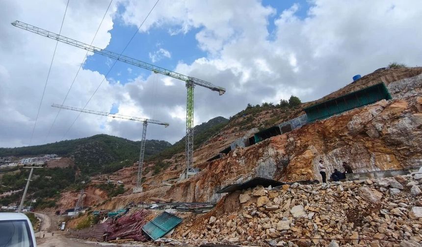 Alanya Tepe Yolu ilk yağmurda felç oldu