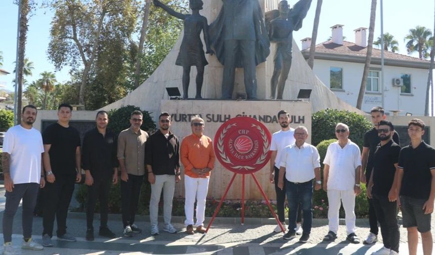 CHP’nin 103’üncü yılına özel çelenk töreni