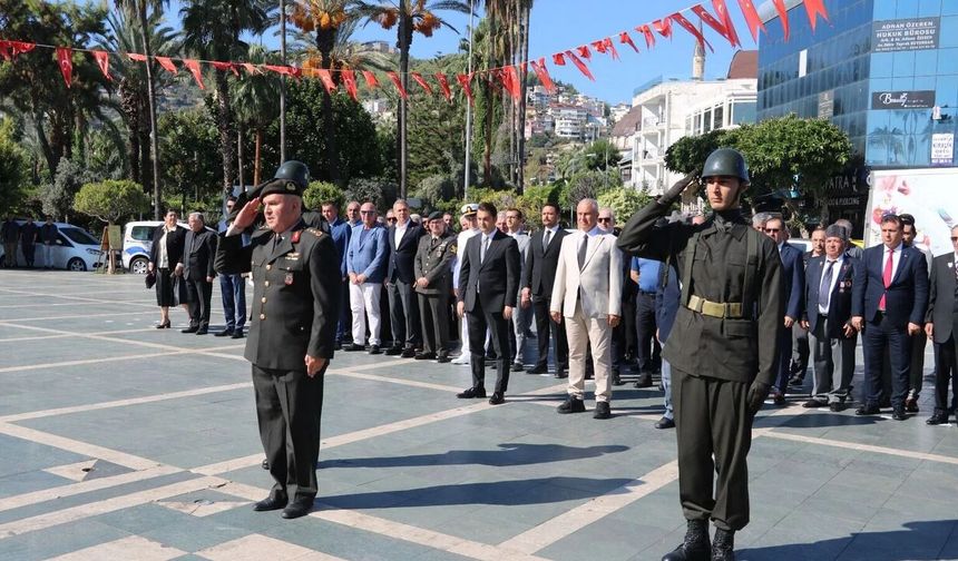 Alanya’da çelenkler kahramanlar için sunuldu