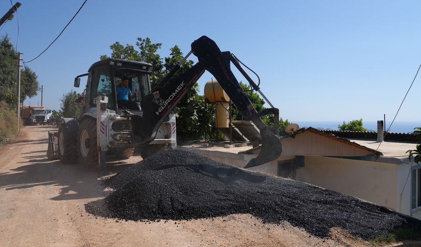 Yaylalı Mahallesi'nde sıcak asfalt çalışması tamamlanıyor