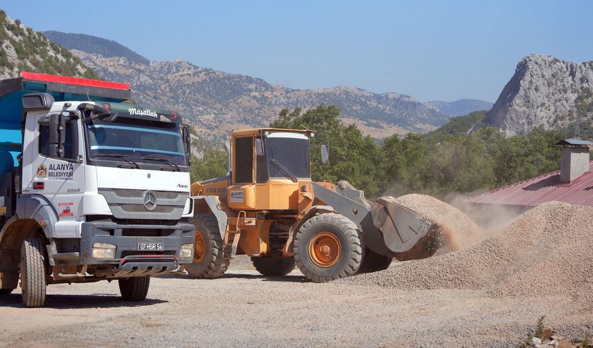 Kırsalda kilometrelerce yol asfaltlanıyor