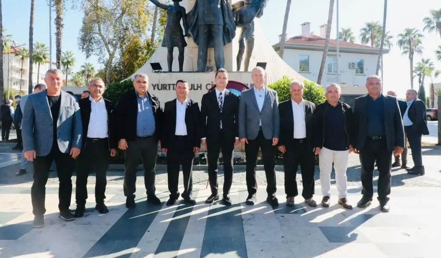 Muhtarlar Günü’nde Atatürk Anıtı’na çelenk sunuldu