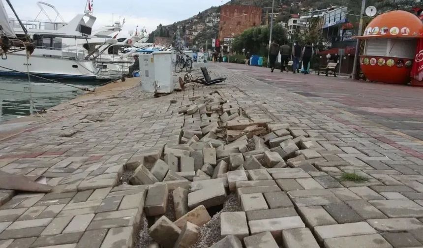 Alanya Limanı'nda beklenen kazma vuruluyor