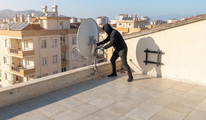 Alanya’da çatıdan internet cihazını çaldılar