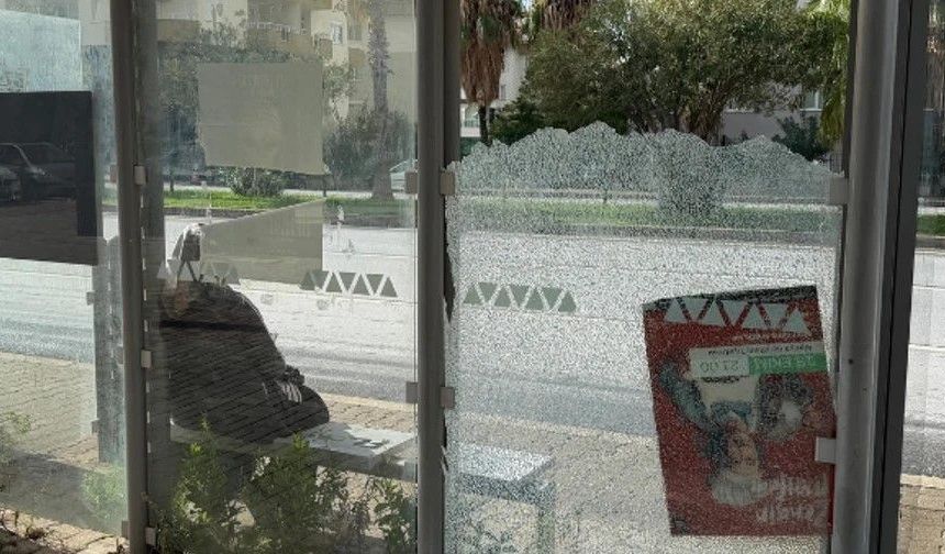 Yazıklar olsun: Alanya’da durağa saldırı, camı indirdiler
