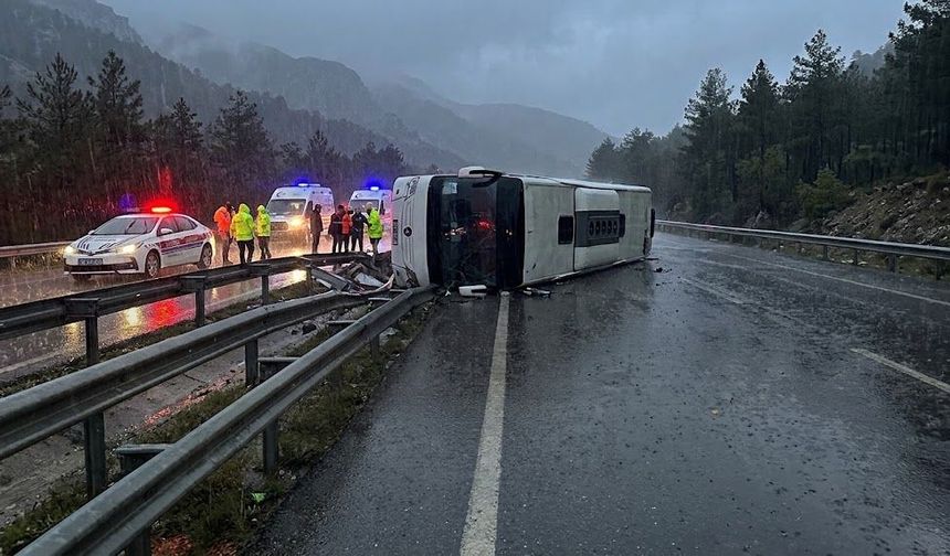 Yolcu otobüsü devrildi, yedek şoför can verdi