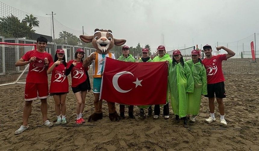 ALKÜ öğrencilerinden cumhuriyet coşkusu