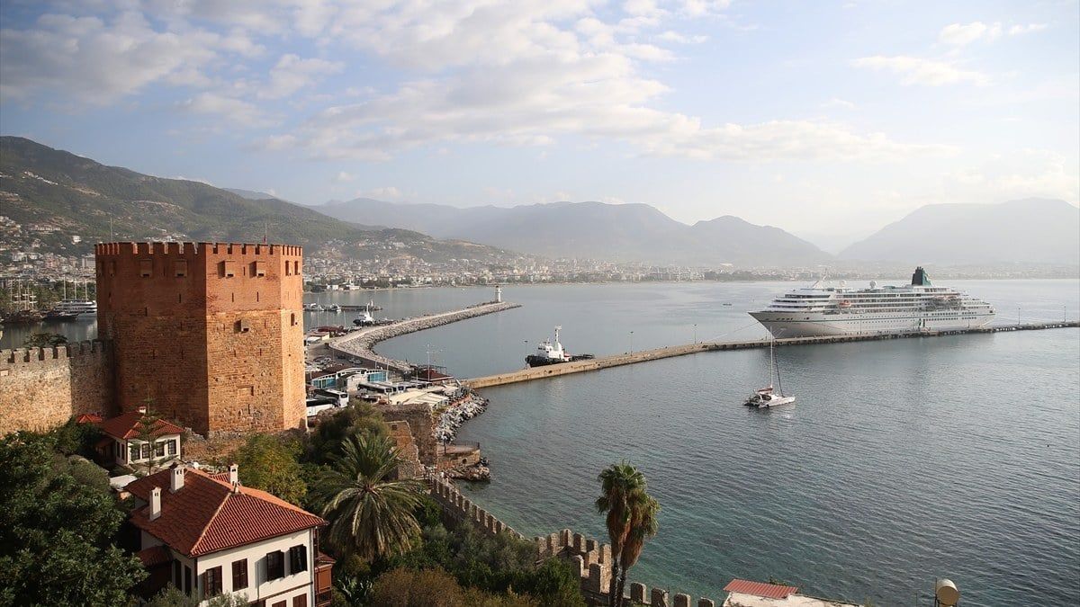 Alanya Limanı sessizliğe gömüldü: Dev gemiler rotayı mı değiştirdi?