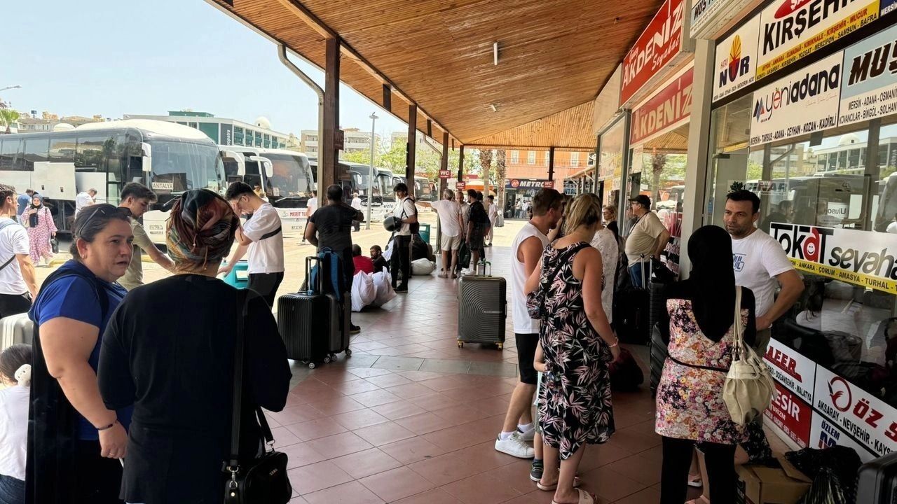 Gençler şaşırdı: Alanya Otogarı'nda sürpriz karşılama