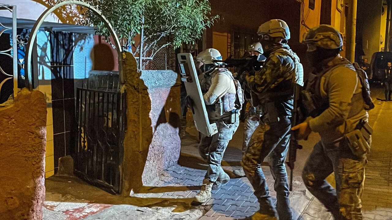 Alanya dahil 3 noktada şafak baskını