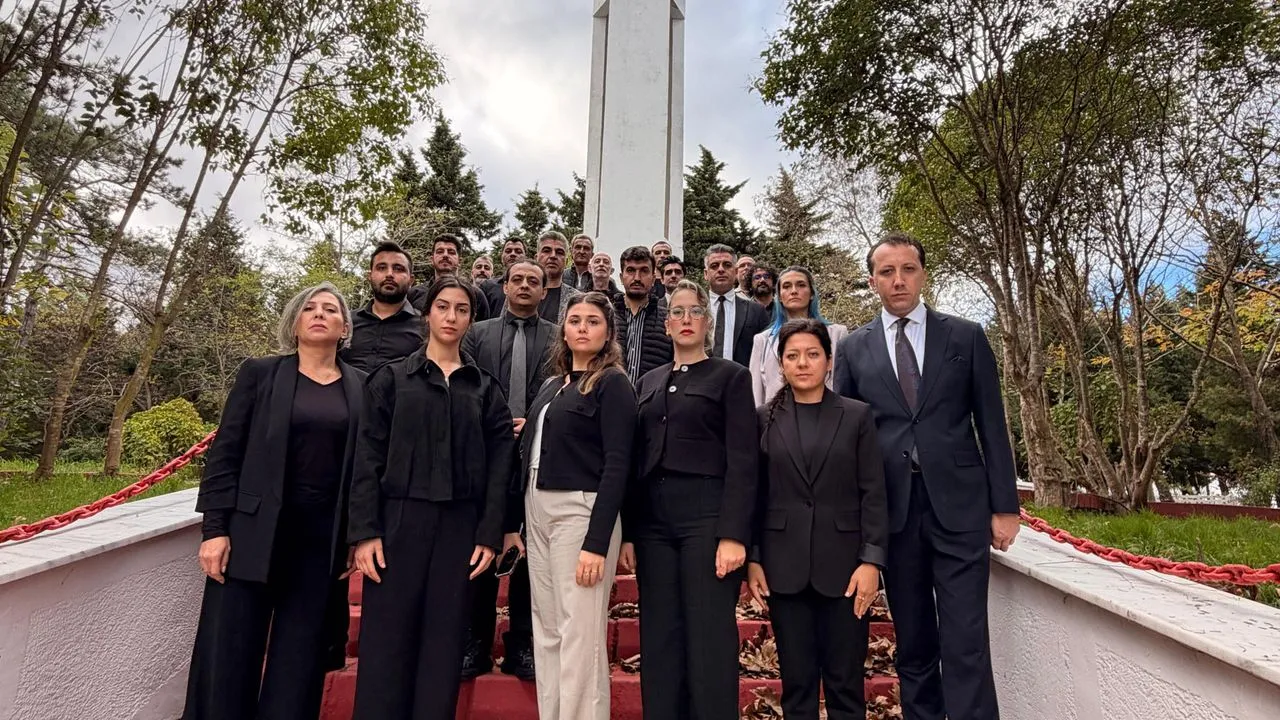 Alanya Belediye Tiyatrosu, Alaiye Şehitleri'nin huzurunda