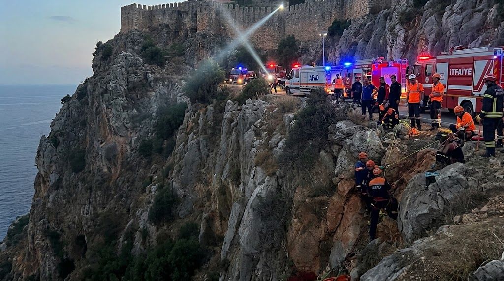 Alanya’da uçurum kenarında mahsur kaldılar
