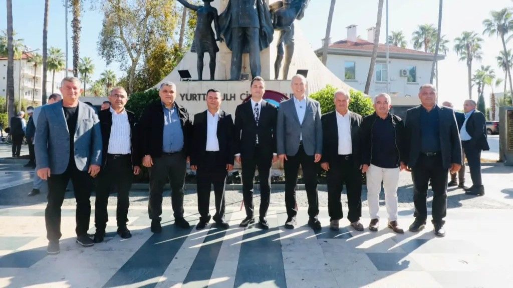 Muhtarlar Günü’nde Atatürk Anıtı’na çelenk sunuldu